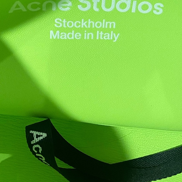 Acne Green Tote Bag with Modern Design and Spacious Interior - Picture 3 of 8